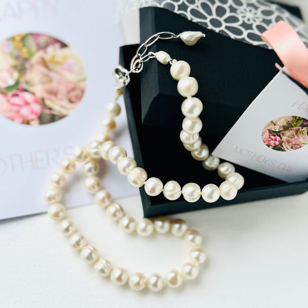 Leoni & Vonk Mother's day pearl necklace on a black box with Leoni & Vonk Mother's day wrapping