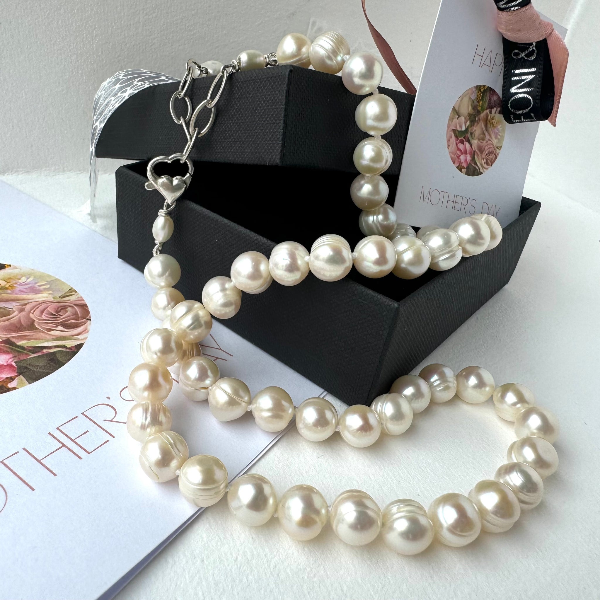 Leoni & Vonk pearl necklace for Mother's Day on a black box and with Leoni & Vonk packaging