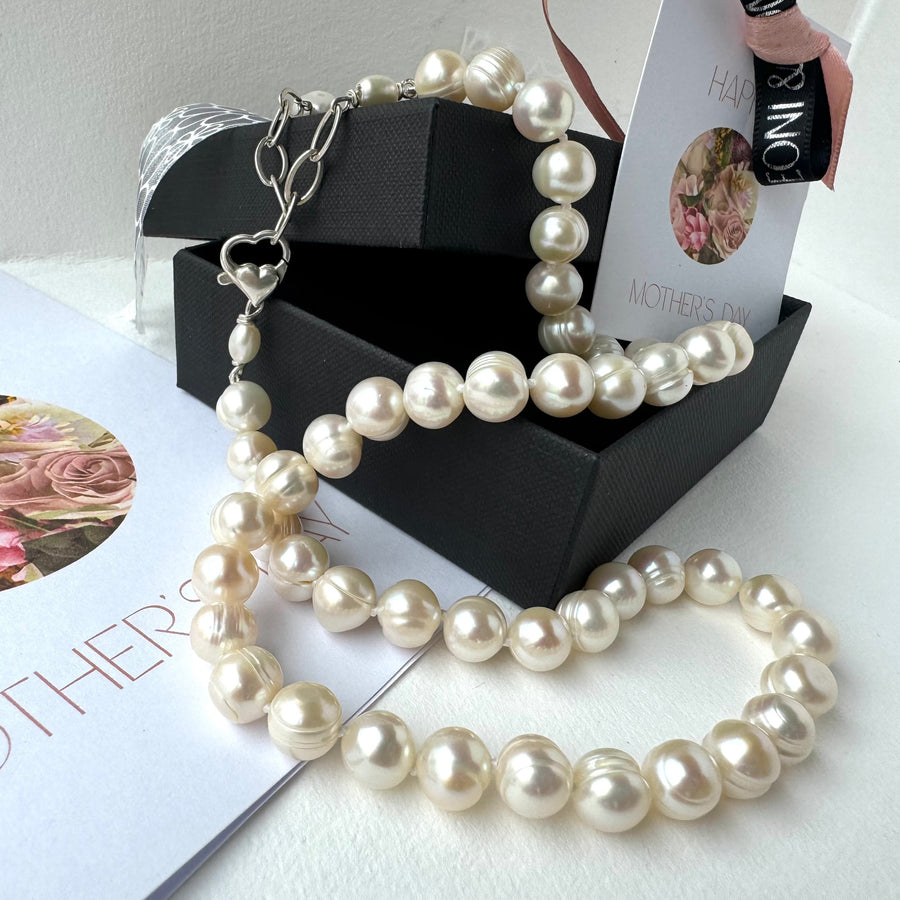 Leoni & Vonk pearl necklace for Mother's Day on a black box and with Leoni & Vonk packaging