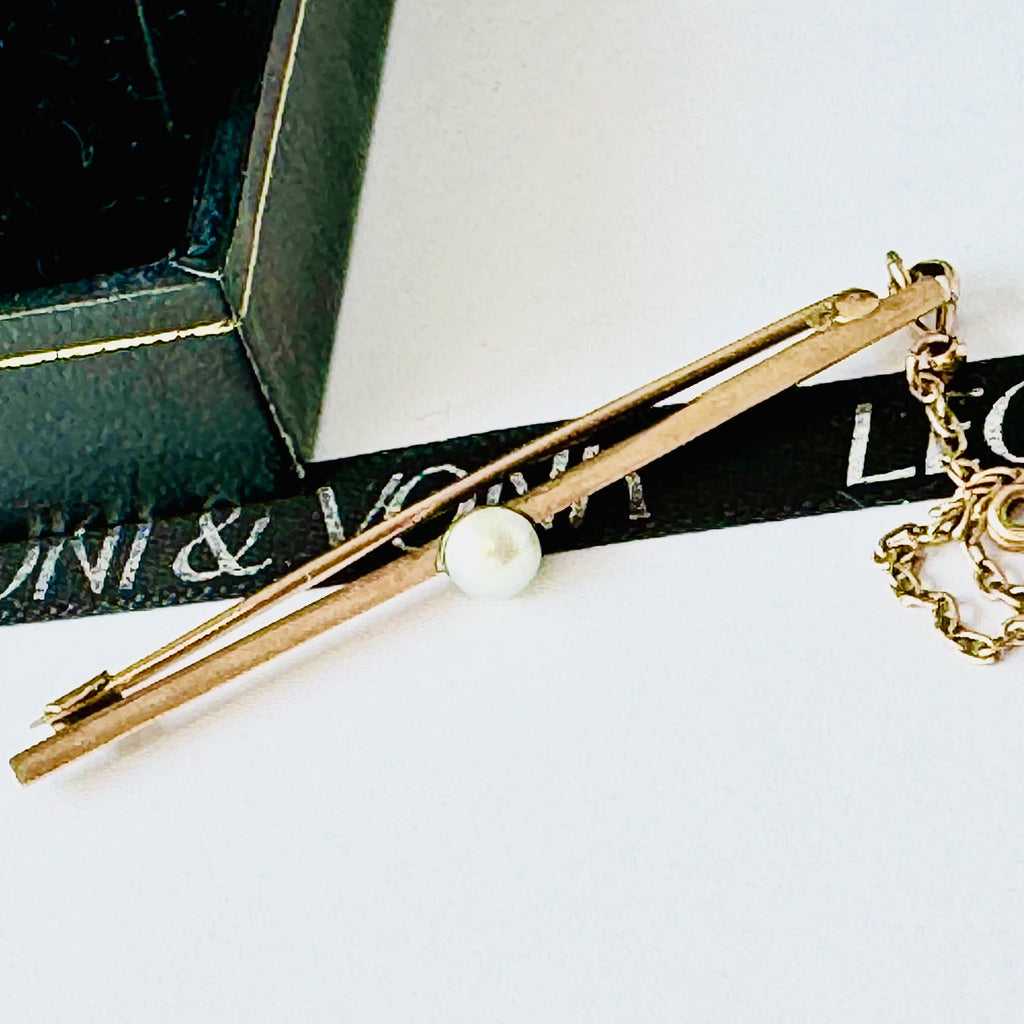 Leoni & Vonk vintage 9ct gold pearl bar brooch on a white background and with Leoni & Vonk ribbon