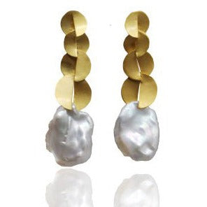 Leoni & Vonk Yi su gold and pearl cascading leaves earrings on a white background