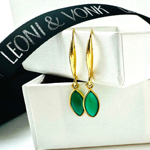 Leoni & Vonk May green onyx birthstone earrings on a white box and with Leoni & Vonk ribbon