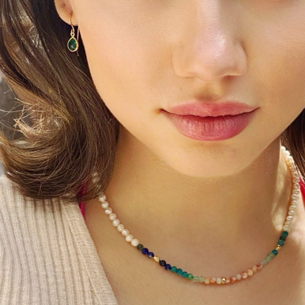 Cropped image of a girl wearing Leoni & Vonk necklace and earrings.