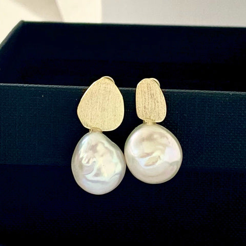Leoni & Vonk Yi su gold and keshi pearl stud earrings on a black box