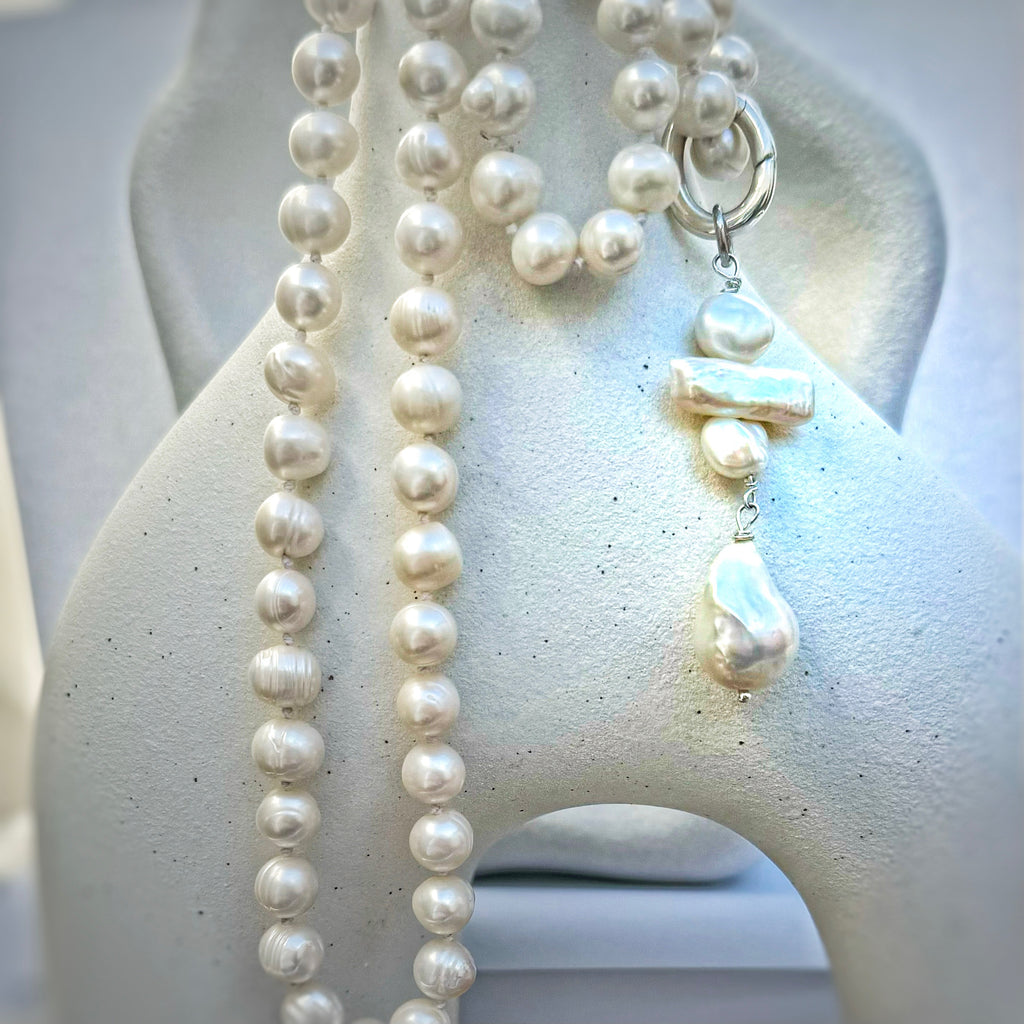 Leoni & Vonk long pearl necklace on a white vase