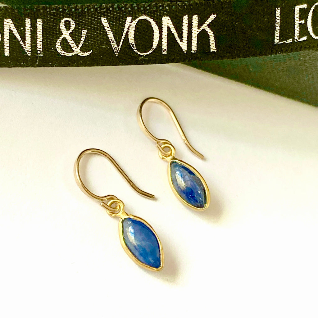 Leoni & Vonk sapphire and gold drop earrings on a white background with Leoni & Vonk ribbon