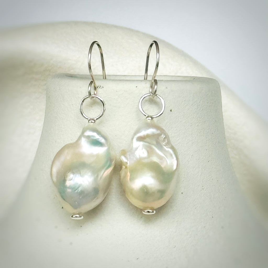 Leoni & Vonk baroque pearl earrings on a white vase