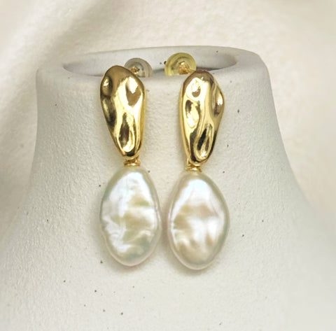Leoni & Vonk Sofia gold stud and keshi pearl earrings on a white vase