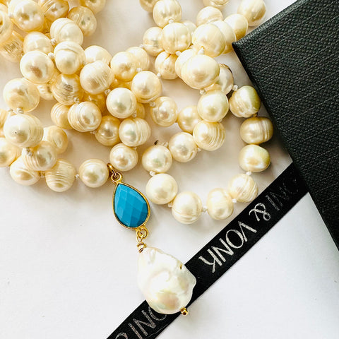 Leoni & Vonk long pearl and turquoise drop on a white background and with Leoni & Vonk ribbon and a black box