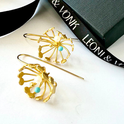 Leoni & Vonk Yi Su gold flower earrings on a white background and with Leoni & Vonk ribbon