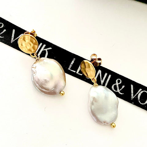 Leoni & Vonk gold stud and keshi pearl earrings with Leoni & Vonk ribbon