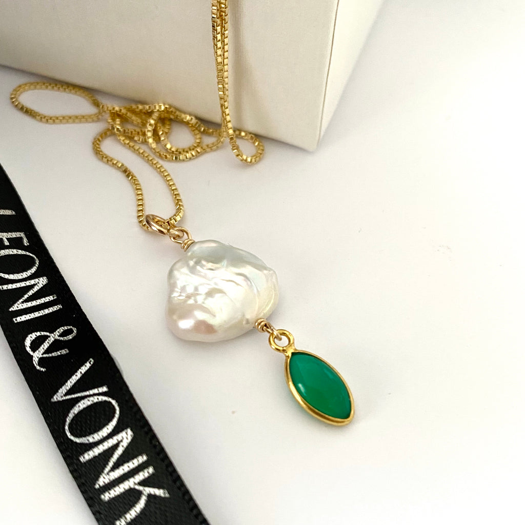 Leoni & Vonk green onyx and pearl neckalce on a gold chian photogrpahed near and white box and Leoni & Vonk ribbon.