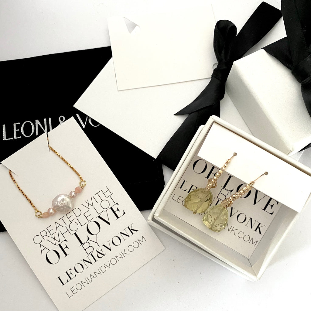 Leoni & Vonk gift wrap with a white vox and Leoni & Vonk ribbon