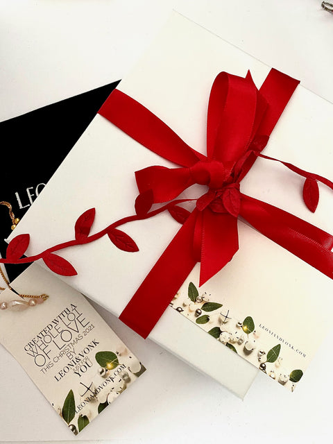 Leoni & Vonk deluxe christmas wrap including a white box with red ribbon.