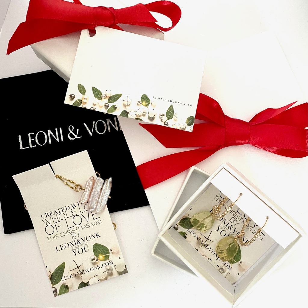 Leoni & Vonk Christmas wrap with a white box and red ribbon