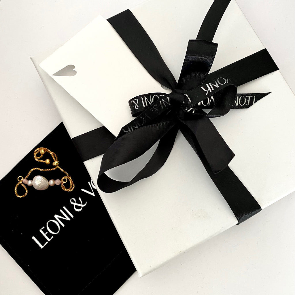 Leoni & Vonk deluxe gift wrap with a white box and black Leoni & Vonk ribbon