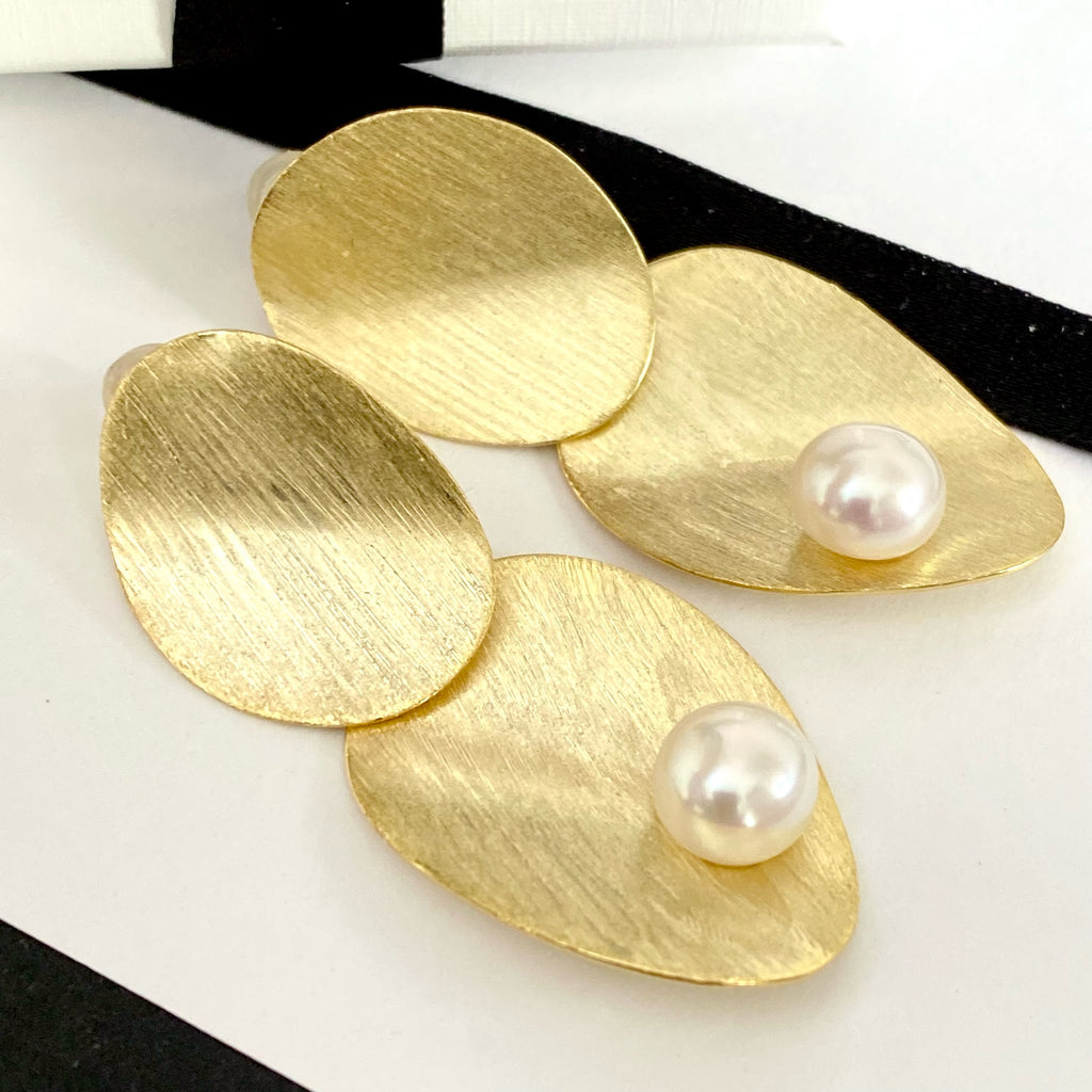 Leoni & Vonk Yi Su organic gold and freshwater pearl earrings on a white background. 