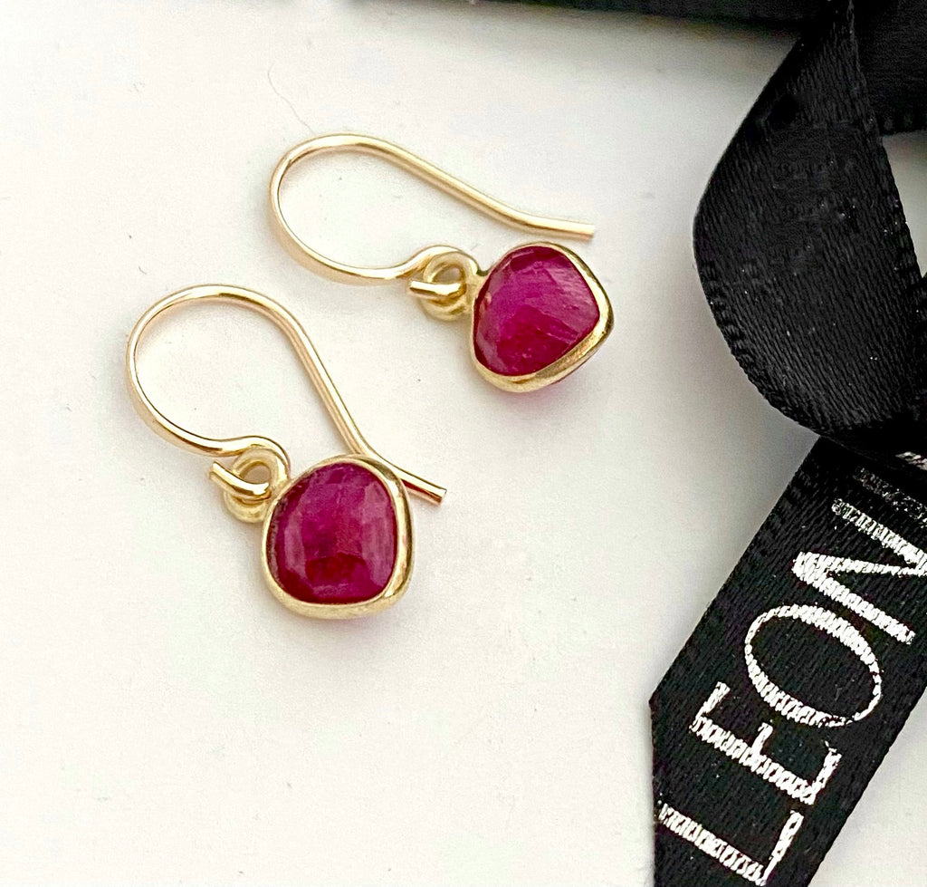 Leoni & Vonk July birthstone ruby heart  gold earrings with Leoni & Vonk ribbon