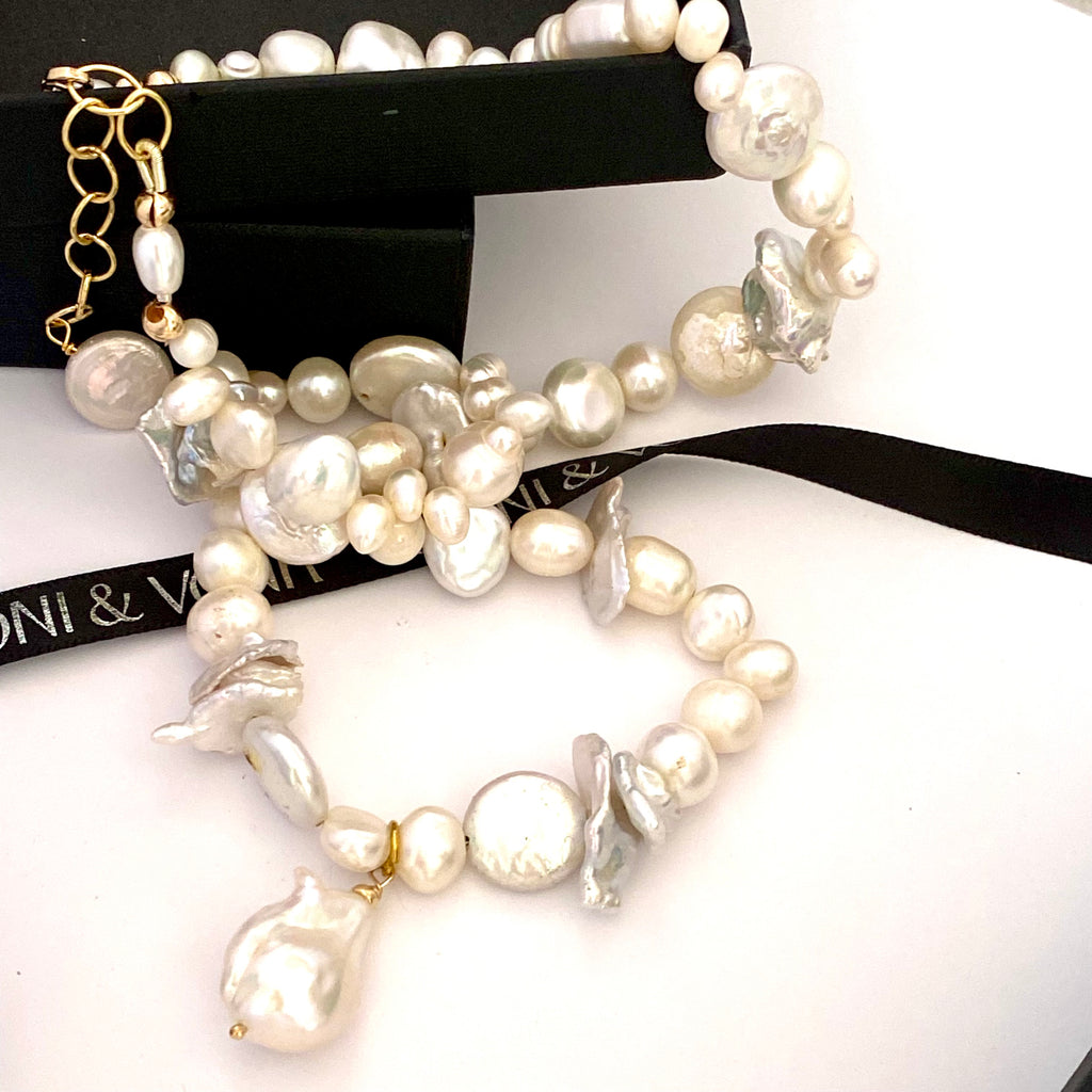 Leoni & Vonk pearl necklace on a white background with a black box and Leoni & Vonk ribbon