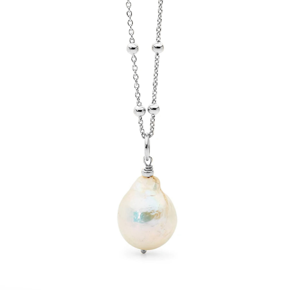 Leoni & Vonk baroque pearl on a sterling silver chain on a white background